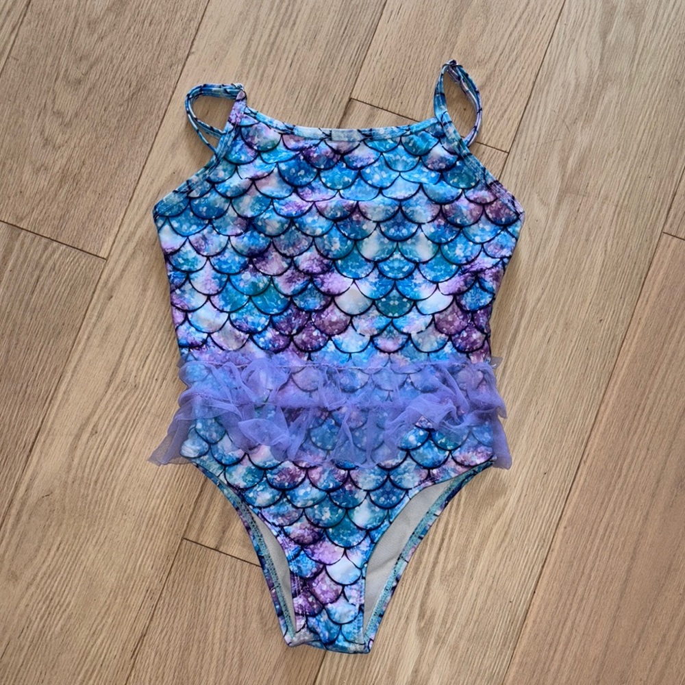 🧜🏻‍♀️ swimsuit